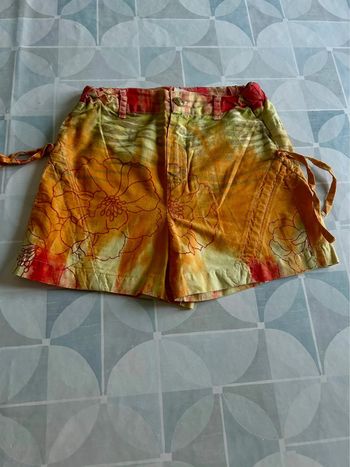 Short fille - 3 pommes - 5 ans - en très bon état