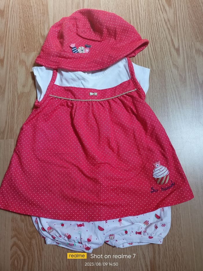 Ensemble body, avec robe , chapeau.