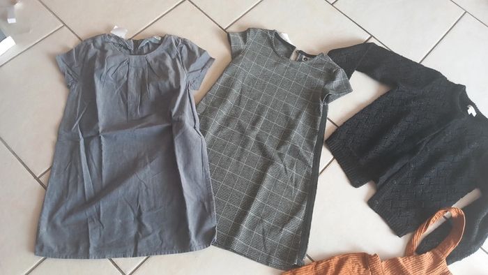 Lot hiver fille salopette robe et gilet 8 ans tbe - photo numéro 4