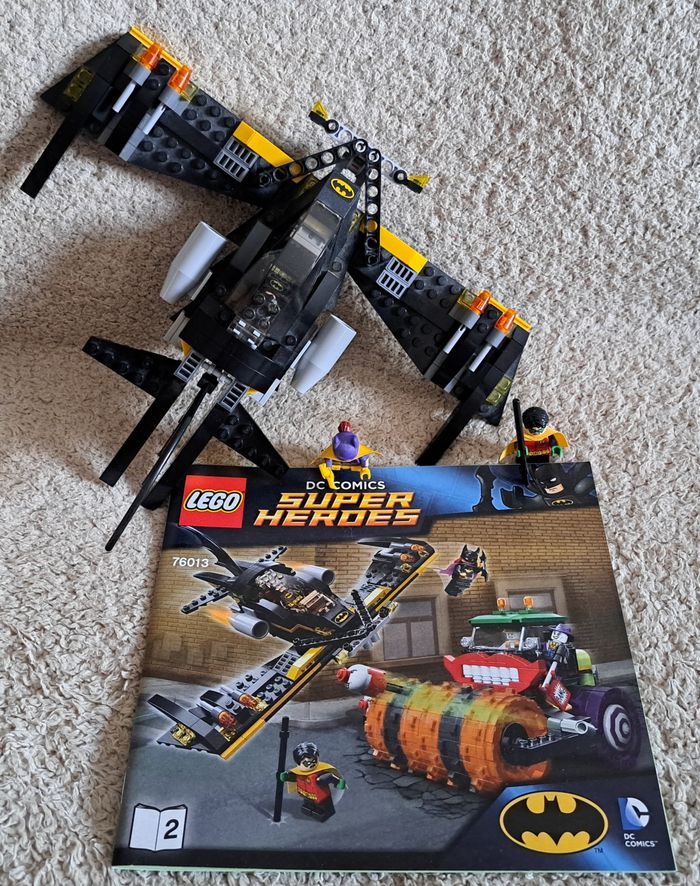 Batwing du set Lego Super Heroes 76013 The Joker Steam Roller