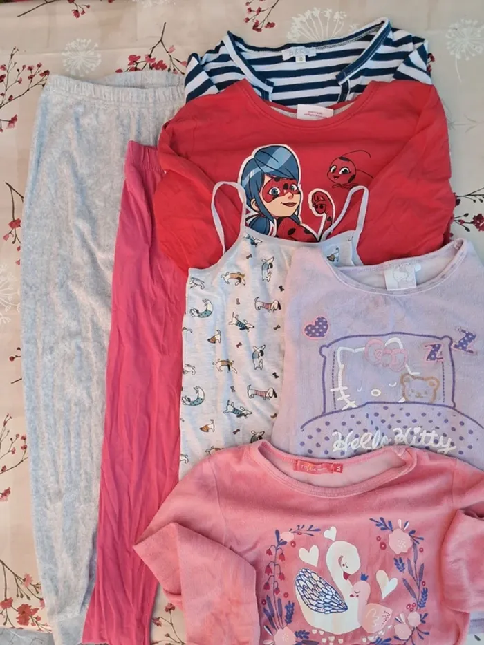Joli lot de pyjamas, 2 bas 5 hauts - Miraculous, Hello Kitty, marinière, cygne, chiots - T 8-9 ans