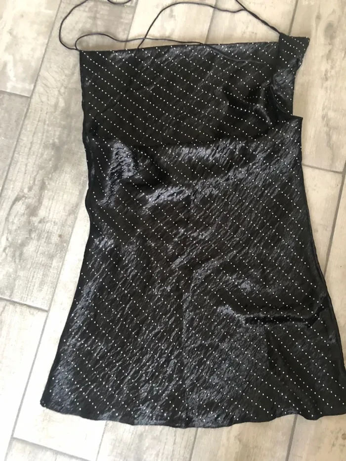 Robe courte dos nu satiné et strass Zara taille S