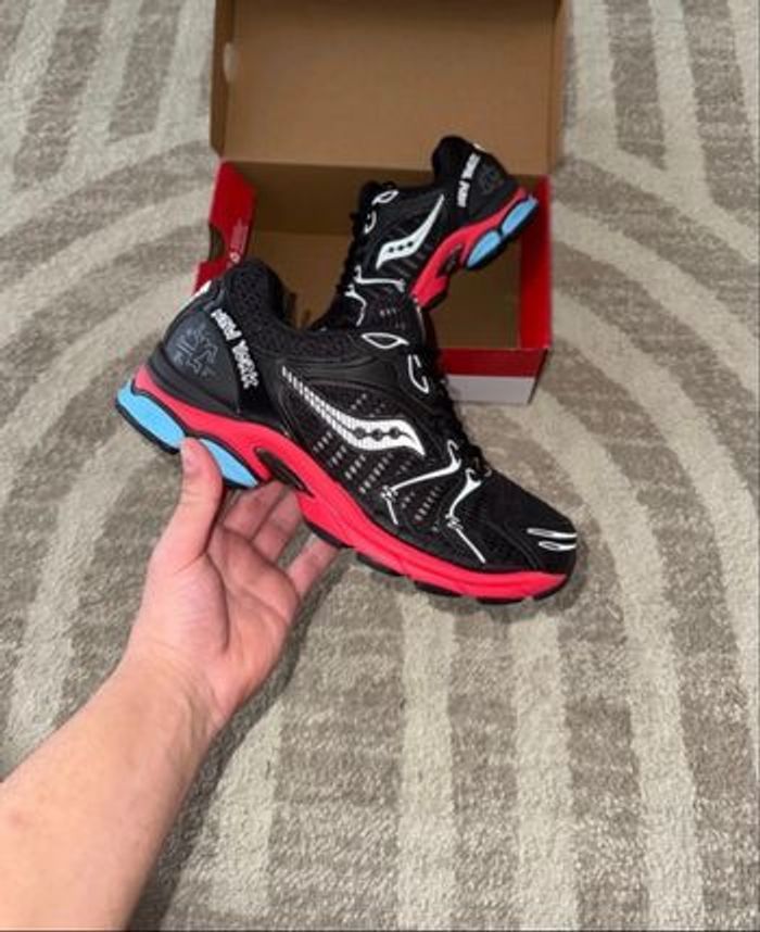 Saucony noir neuf jamais porté - photo numéro 1
