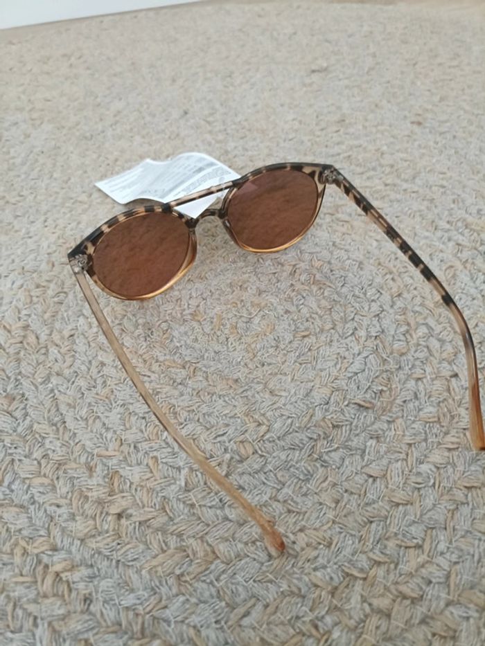 Lunettes de soleil neuves - photo numéro 4