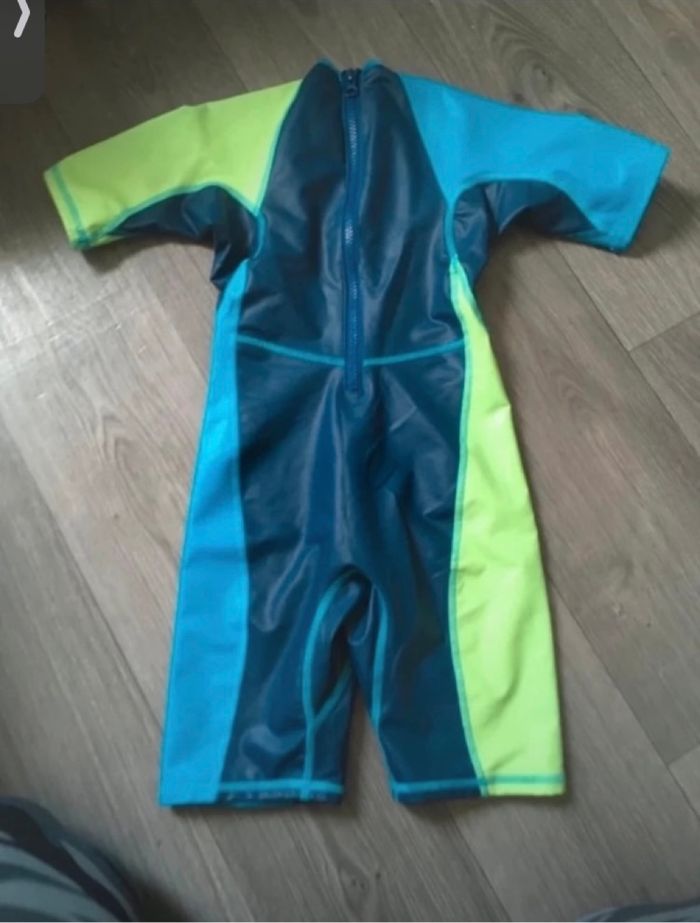 Combinaison piscine garçon taille  6 ans très bon état - photo numéro 4