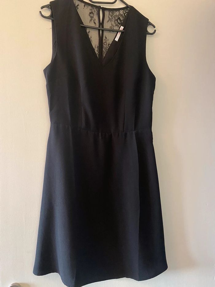 Robe noire Camaïeu avec dentelles au dos