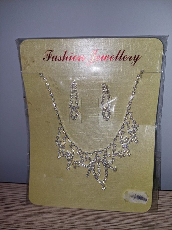 Parure bijoux collier et boucles d'oreilles neuf