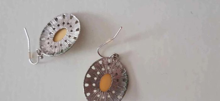 Boucle  d'oreille originale jaune et argent - photo numéro 4