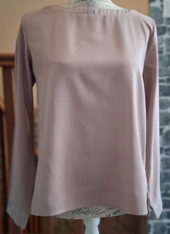 Blouse rose avec le col et les poignets satinés