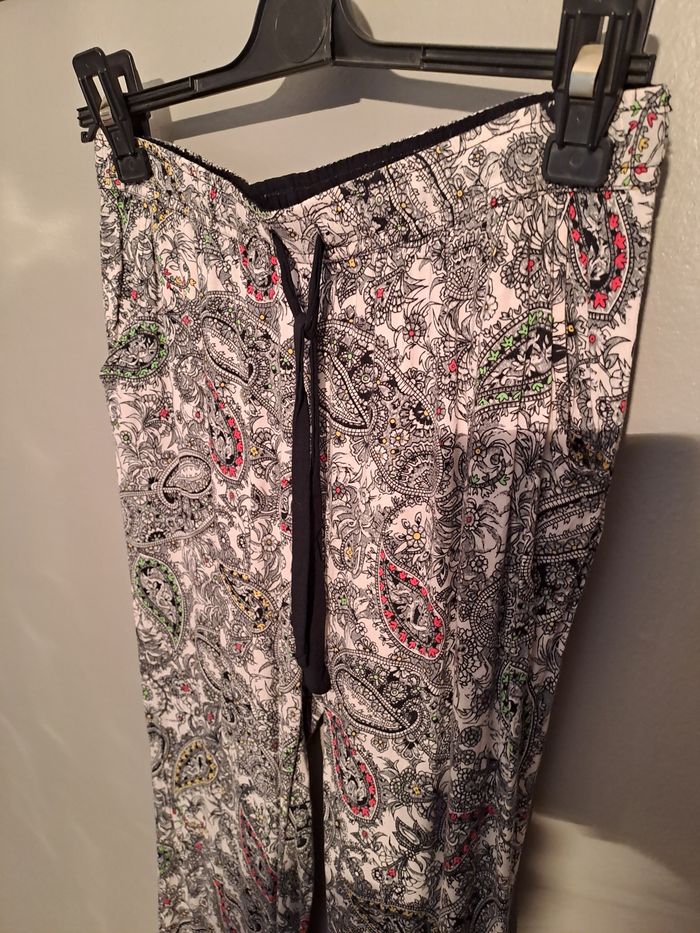 Pantalon femme décoré fleurs - Marque Etam - Taille 36 - État neuf. - photo numéro 2