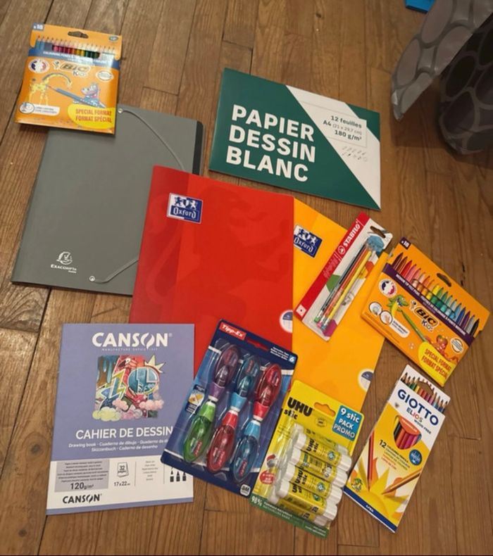 Lot fournitures scolaires