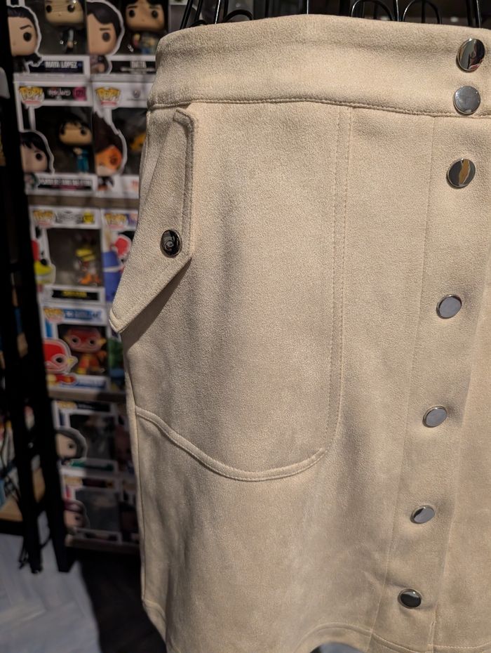 Jupe courte beige style suédine boutonnée Taille 38 - photo numéro 4