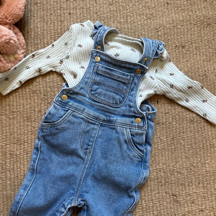 Ensemble body à fleurs et salopette en jean 3 mois - photo numéro 2