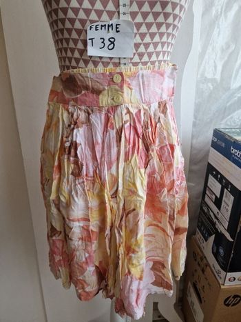 Short fluide,à fleurs, en très très bon état, 2 poches cargo, taille haute,en coton& polyester