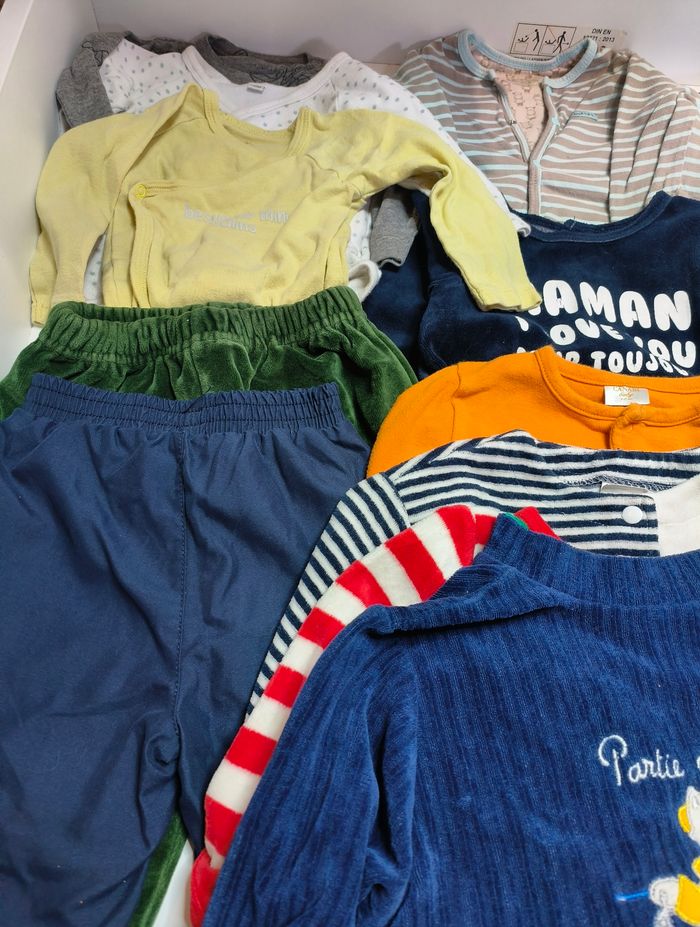 Lot 18 vêtements garçon 12 mois - photo numéro 2