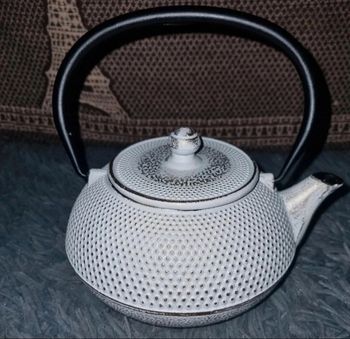 Théière en  fonte blanc ,doré et noire style vintage