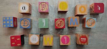Kubix 16 cubes Alphabet gravés de la marque Janod, en excellent état