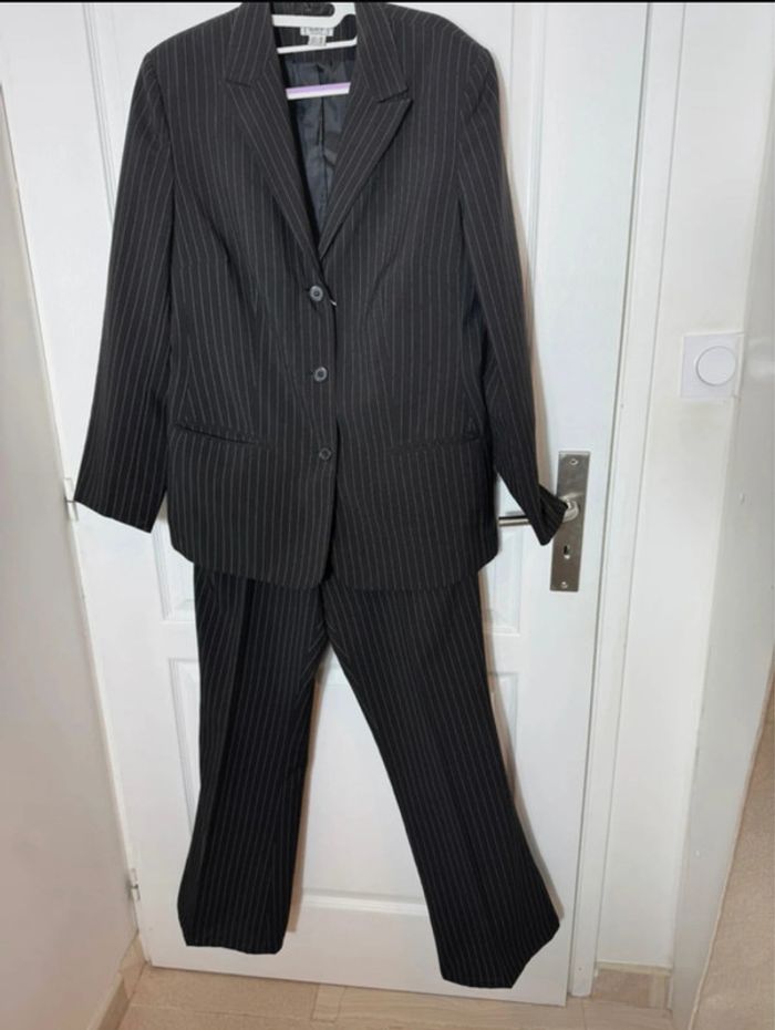 Tailleur pantalon comme neuf - photo numéro 3
