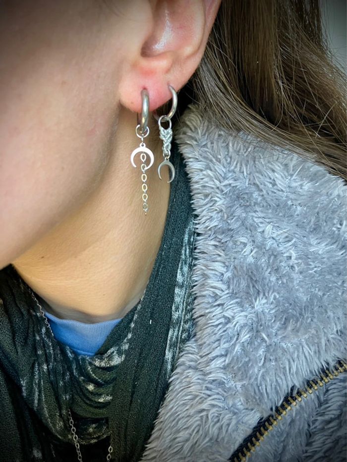 Boucles d’oreilles petites créoles breloques chaînes acier inoxydable lune dharmachakra - photo numéro 5