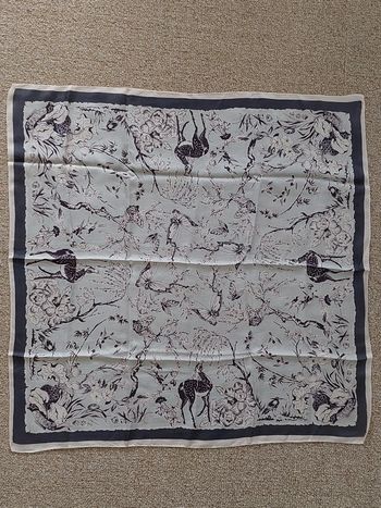 Foulard motifs printaniers