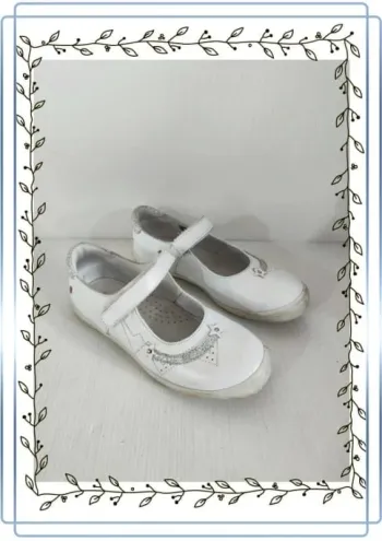 chaussures blanches gbb taille 31, quelques traces
