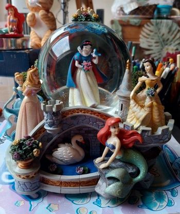 Snowglobe disney disneyland Paris musical princesses