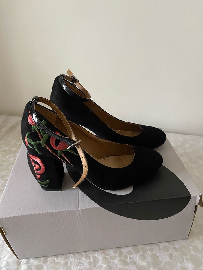 Chaussures à talon en daim noir brodée - photo numéro 6