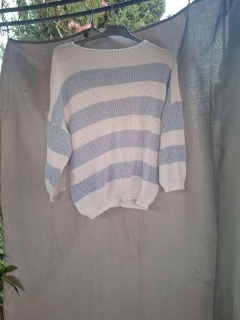 Pull rayé blanc et bleu ciel
