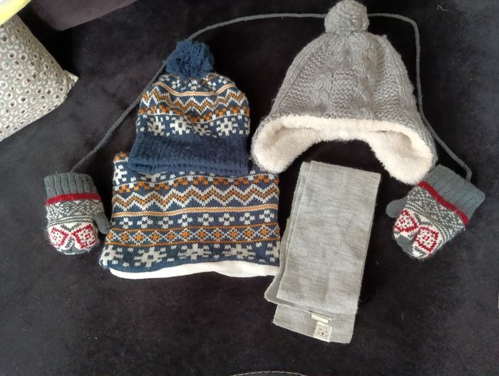 2 bonnets, 1 tour de cou, une paire de gants, une écharpe