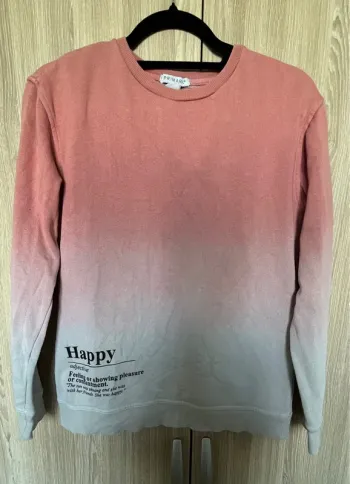 Pull rose à dégradé blanc avec écriture