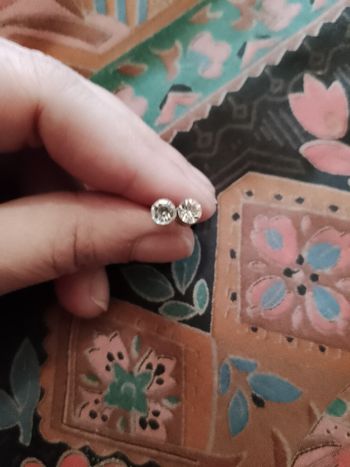 boucles d'oreilles translucides sur métal argenté.