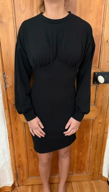 Robe moulante  noire manches longues taille s en excellent état