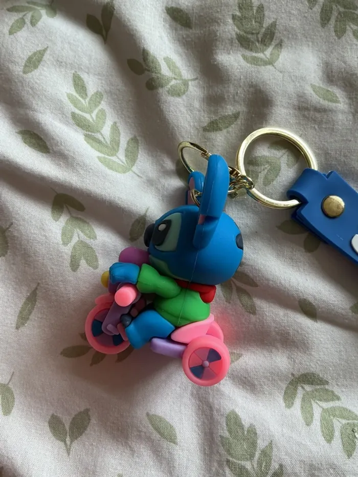 porte clés Disney Stitch fait du vélo REF 18 - photo numéro 5