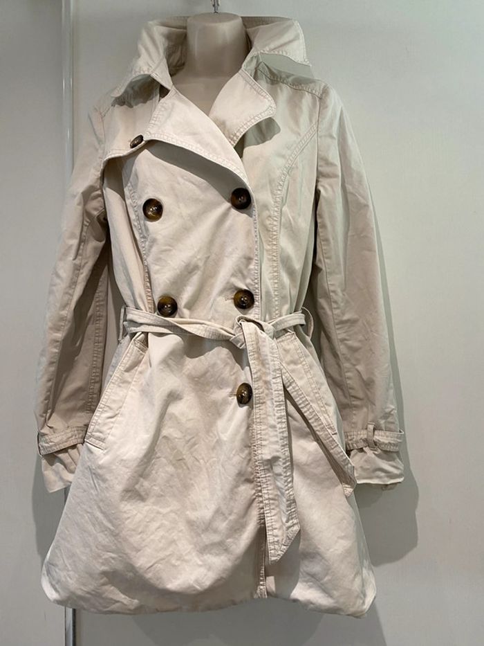 Trench esprit, taille 40 c’est couleur beige, très clair