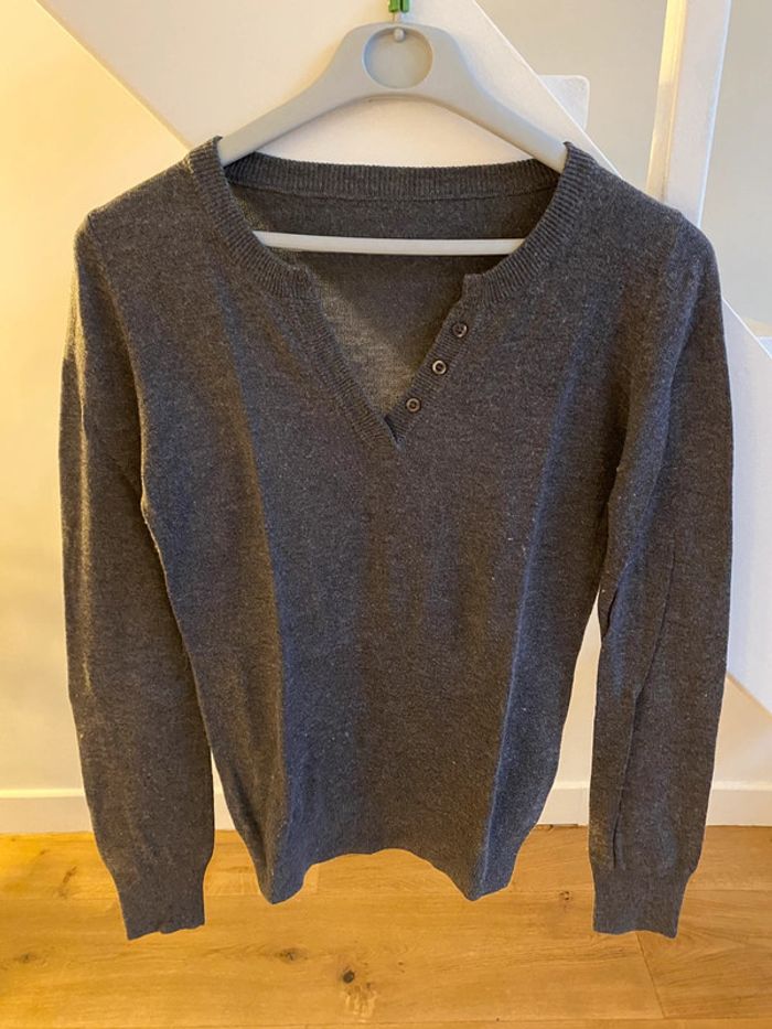 Pull gris col V