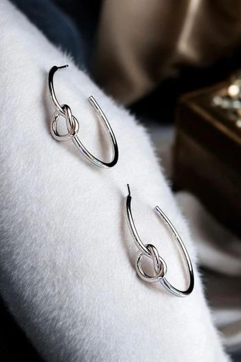 Magnifique paire de boucles d'oreilles créoles couleur argenté