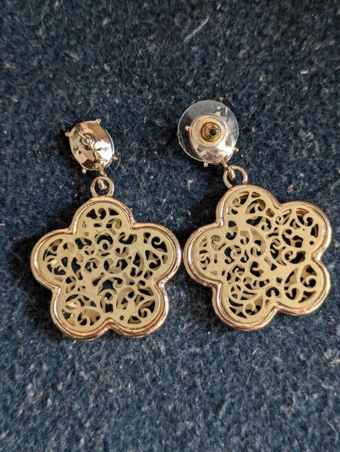 Boucles d'oreilles en forme de fleurs - photo numéro 2