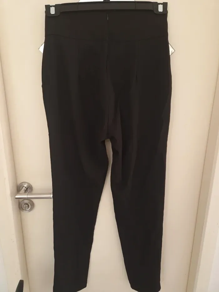 Pantalon noir avec bouton doré taille M - photo numéro 3