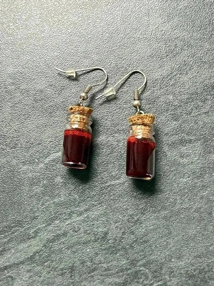 Boucles d’oreilles fiole de faux sang