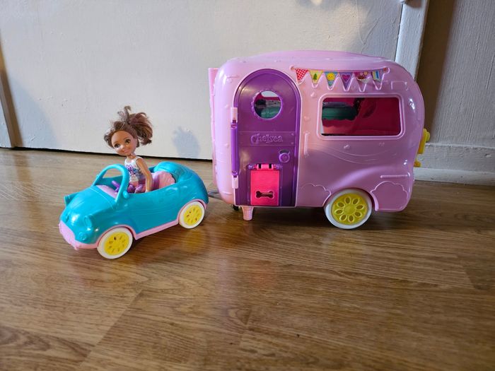 Voiture et caravane barbie