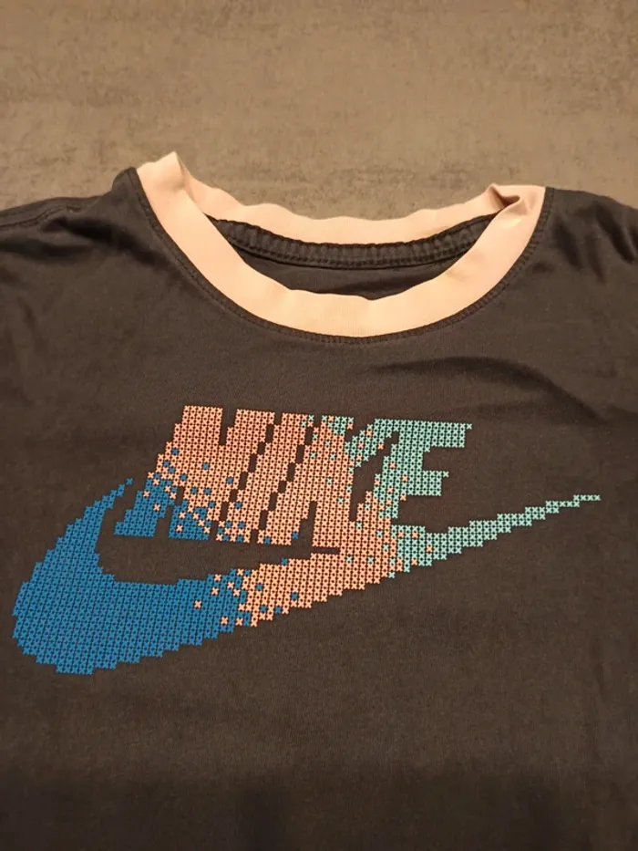 Vends tee-shirt enfant Nike taille 10 ans. - photo numéro 2