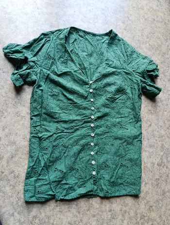 Top vert broderie
