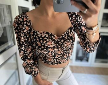 Haut fleuri manches longues épaules dénudées – style bohème chic