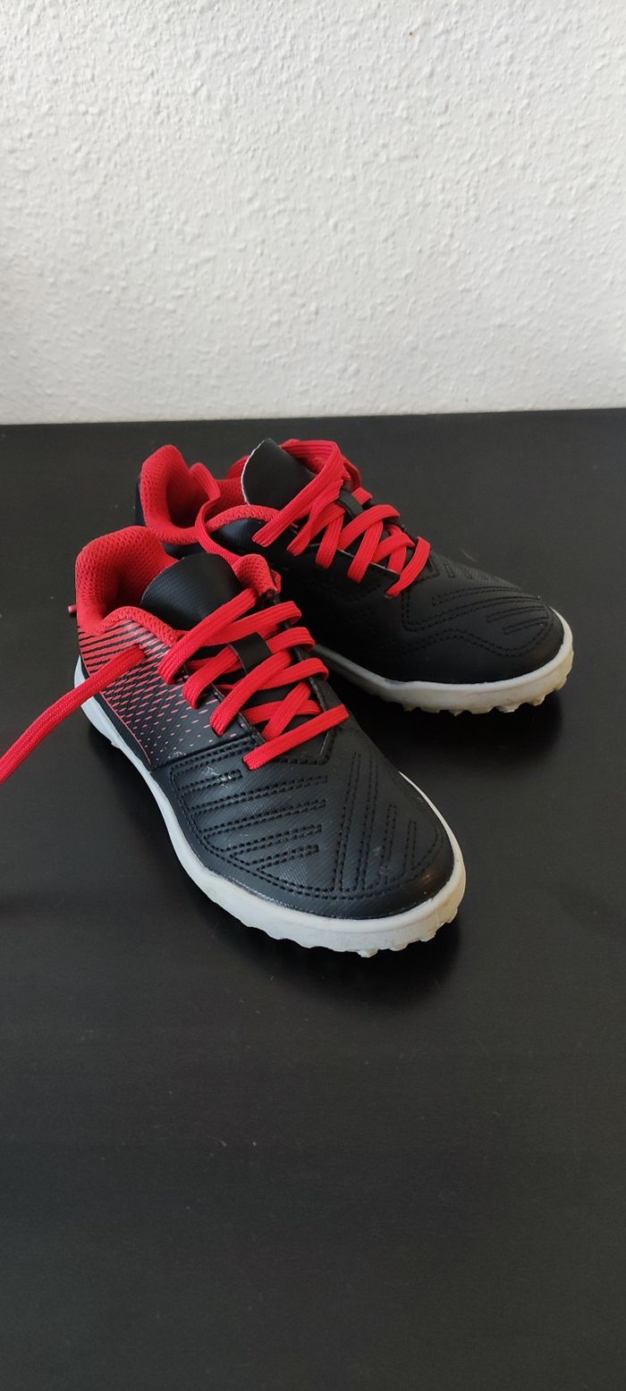 Chaussures de foot Kipsta noires et rouges pointure 28 - photo numéro 3
