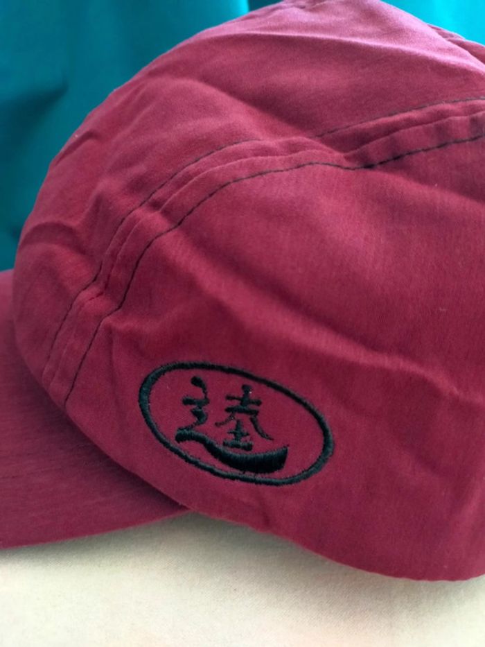 Casquette bordeaux neuve – Écriture chinoise brodée – Taille 59 cm - photo numéro 3