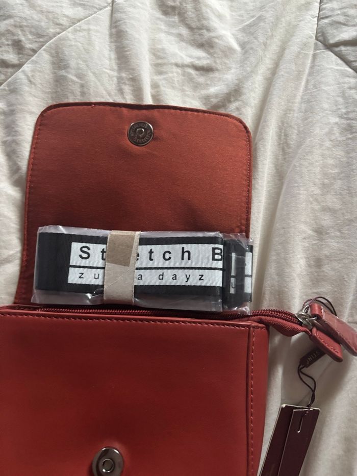 Sac bandoulière rouge clouté Bestini neuf avec étiquette - photo numéro 5
