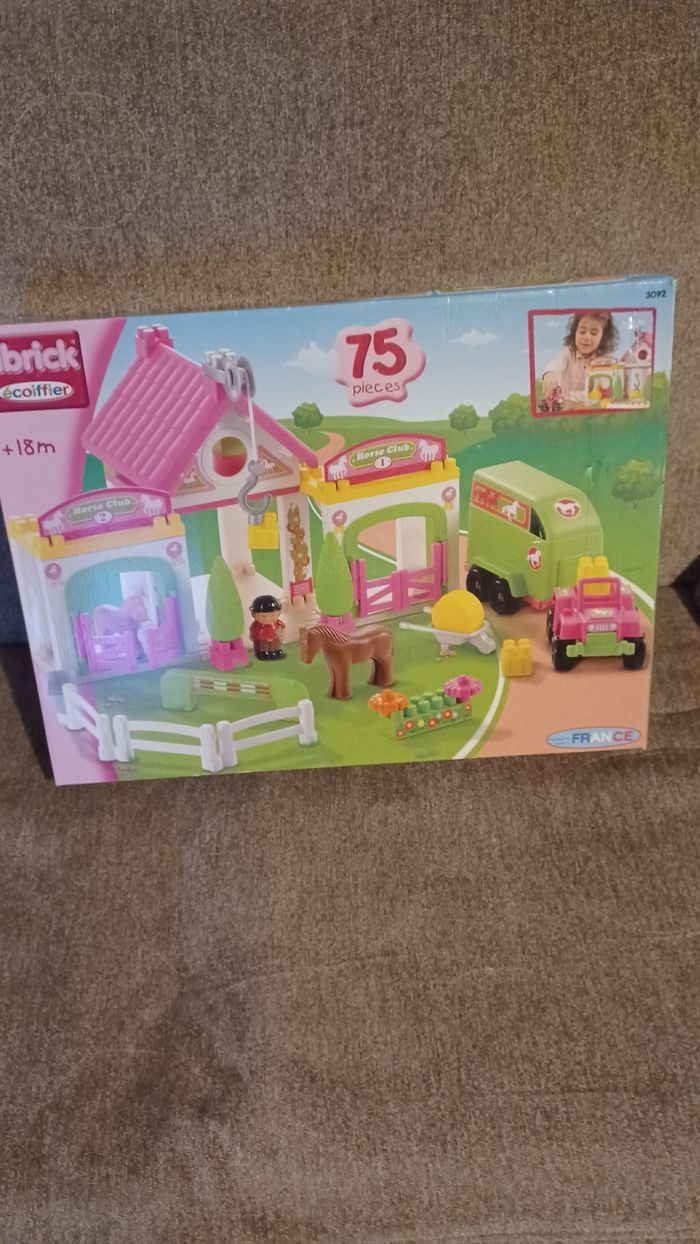 Écurie abrick ecoiffier 75 pièces neuf dans sa boîte scellé jamais ouvert + 18 mois