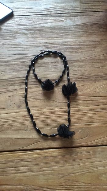 Joli collier fantaisie noir