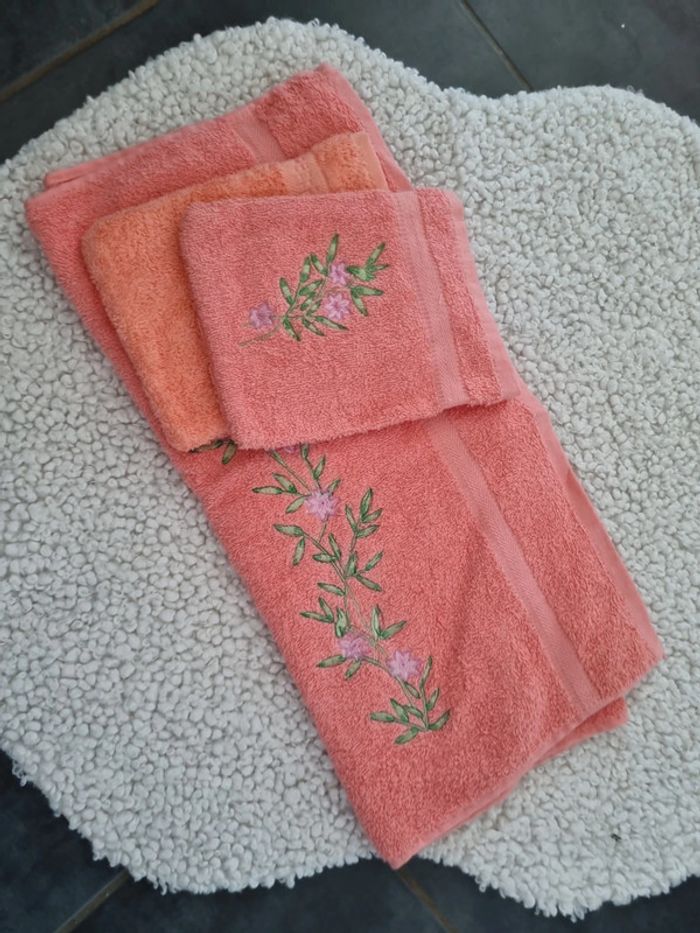 Serviette de toilette/ bain et 2 gants neuf - photo numéro 3