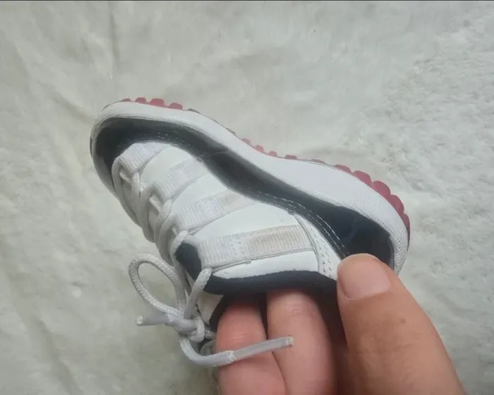Basket Jordan taille 21 - photo numéro 9